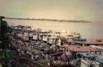 O movimentado porto de Iquitos, na beira do rio Amazonas, no Peru (foto de Julho de 1990)
